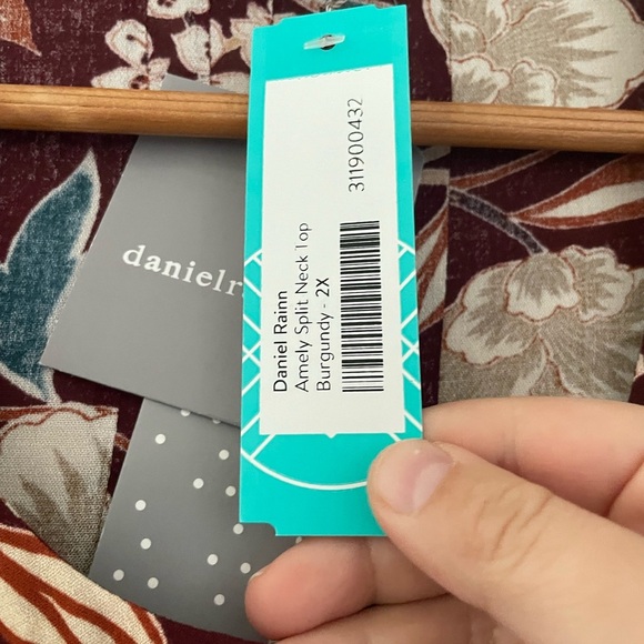 NWT StitchFix Daniel Rainn Amely Split Neck Top Burgundy Floral 2X - Picture 7 of 8